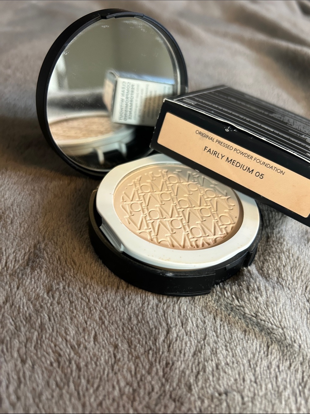 bareMinerals Pressed Powder Foundation - Fairly Medium 05